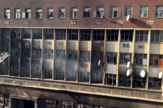 Mais de 70 pessoas morrem após prédio pegar fogo em Joanesburgo