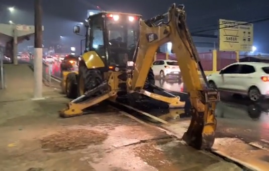 Bairros podem ficar sem água após tubulação romper em avenida de Manaus