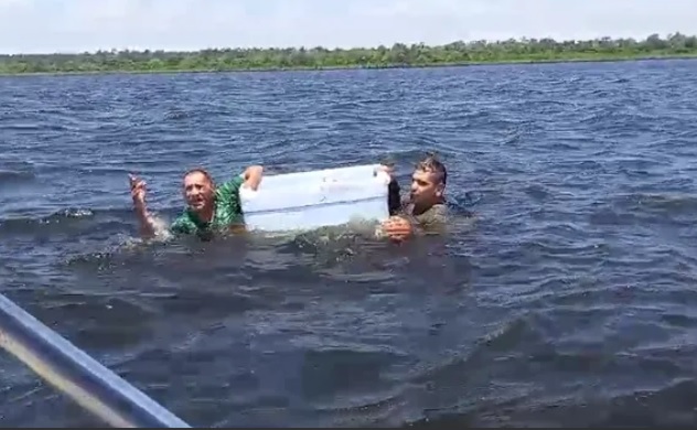 Pescadores são resgatados após canoa afundar no Amazonas