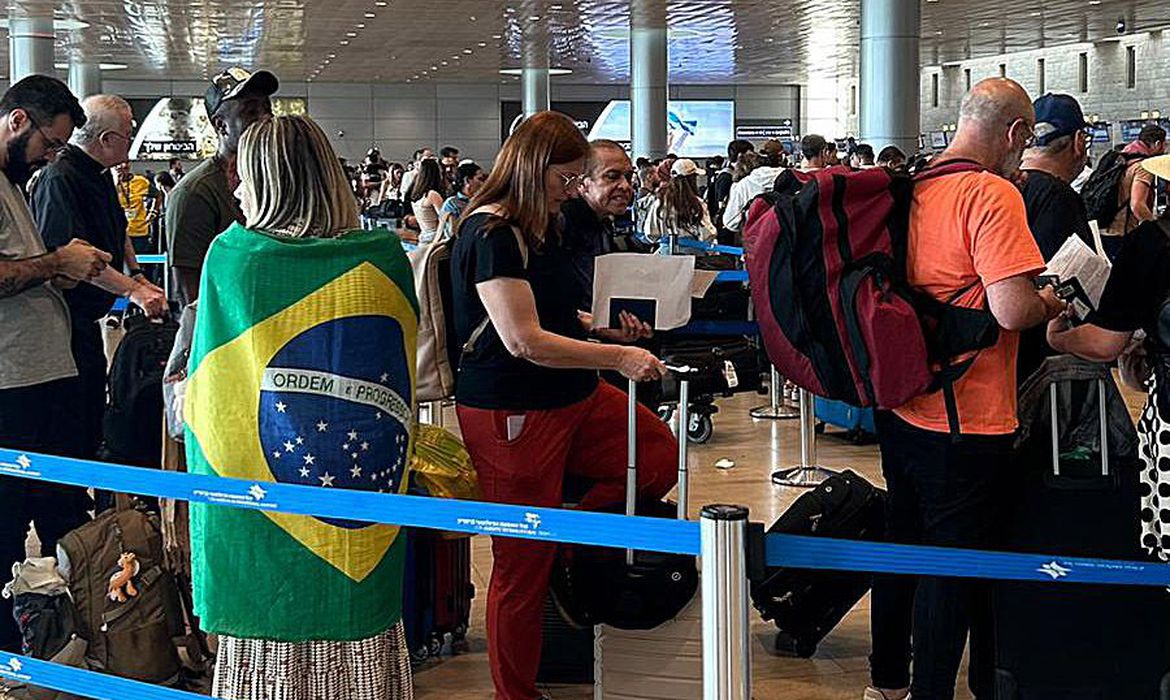 Avião da FAB chega em Brasília com 1º grupo de brasileiros resgatados em Israel
