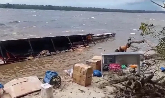 Barco afunda durante temporal no Amazonas