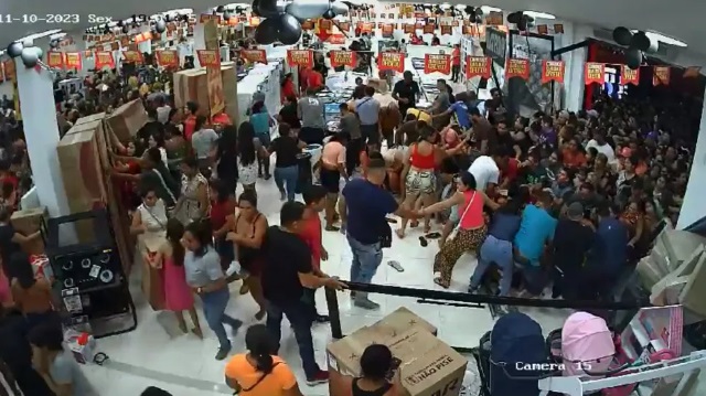 Mulher é pisoteada em tumultuo durante promoção em loja; 16 pessoas ficaram feridas