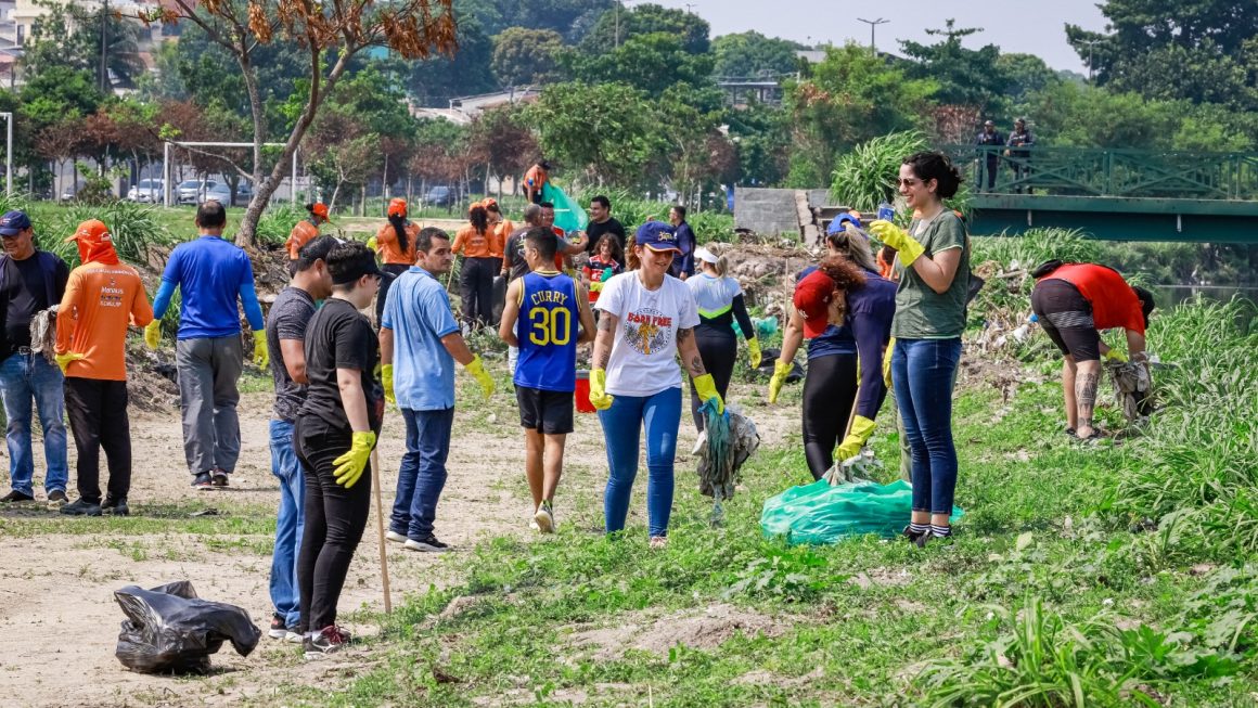 Defensoria mobiliza comunidade e realiza limpeza de igarapé em Manaus
