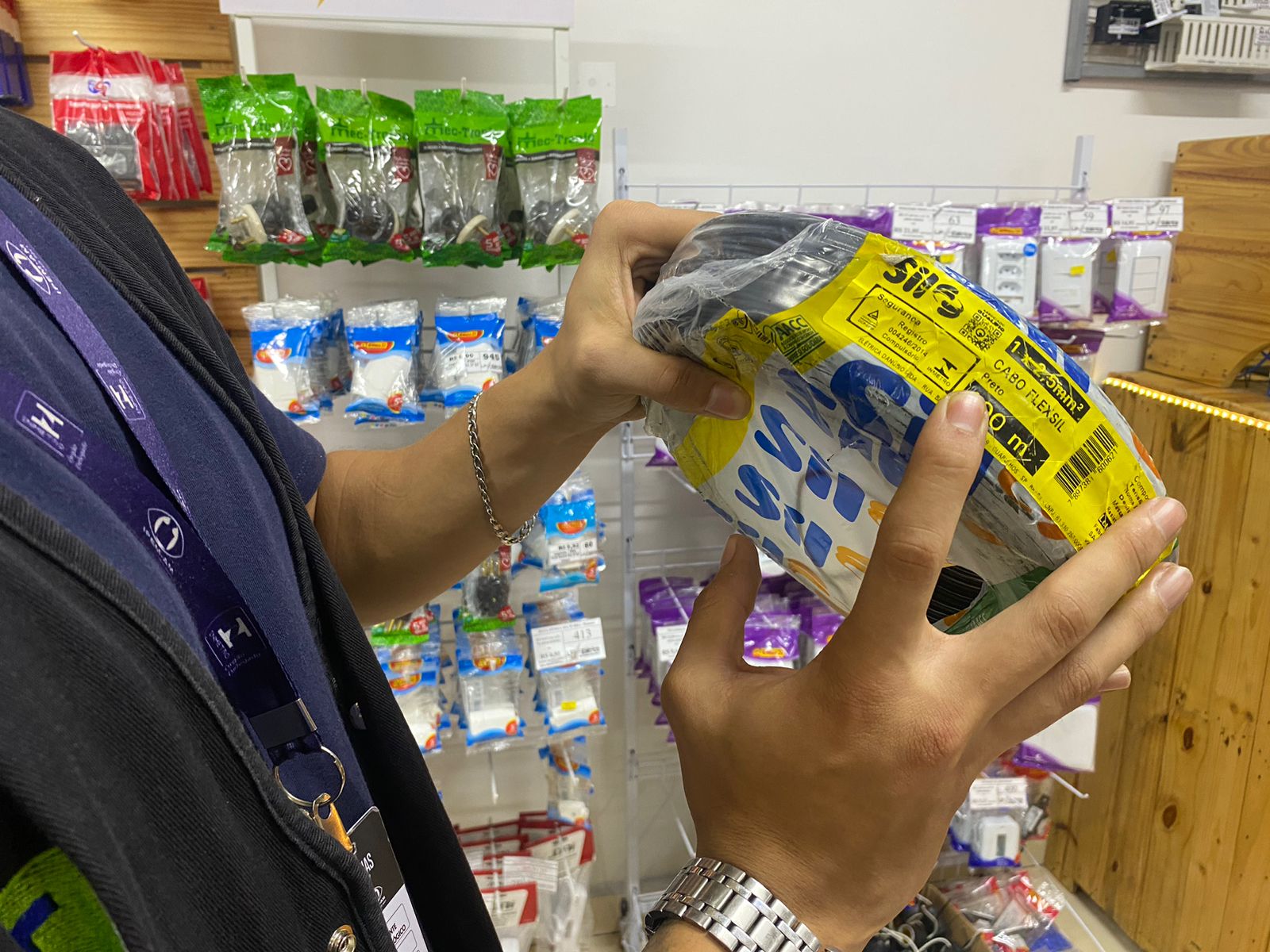 Ipem realiza testes em fios e cabos elétricos vendidos no Amazonas