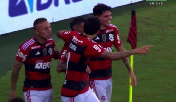 Flamengo vence Bragantino e entra na briga pelo título do Brasileiro