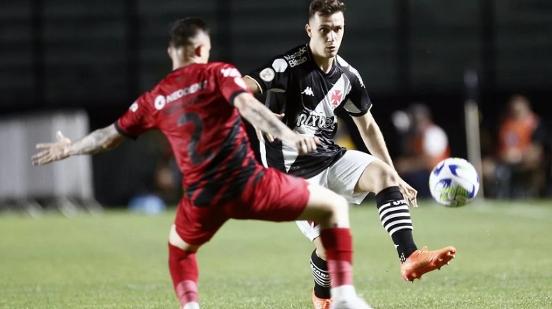 Vasco empata com Athletico e se afasta da zona de rebaixamento