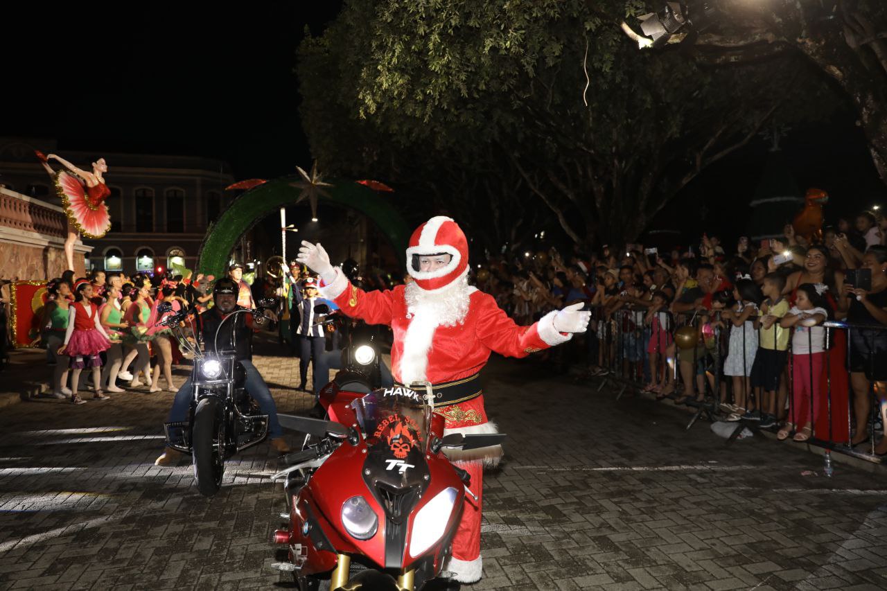 Papai Noel chega de moto na abertura do Mundo encantado do Natal em Manaus