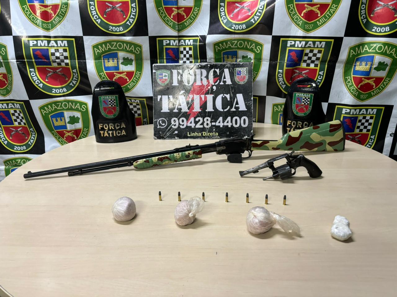 Suspeito joga mochila com rifle e drogas ao fugir da polícia em Manaus