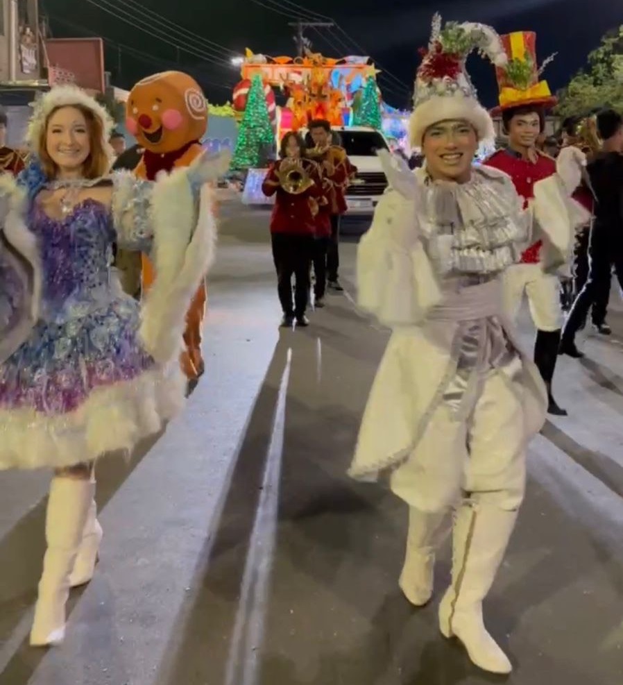 Parada natalina brilha nas ruas do Centro de Manaus