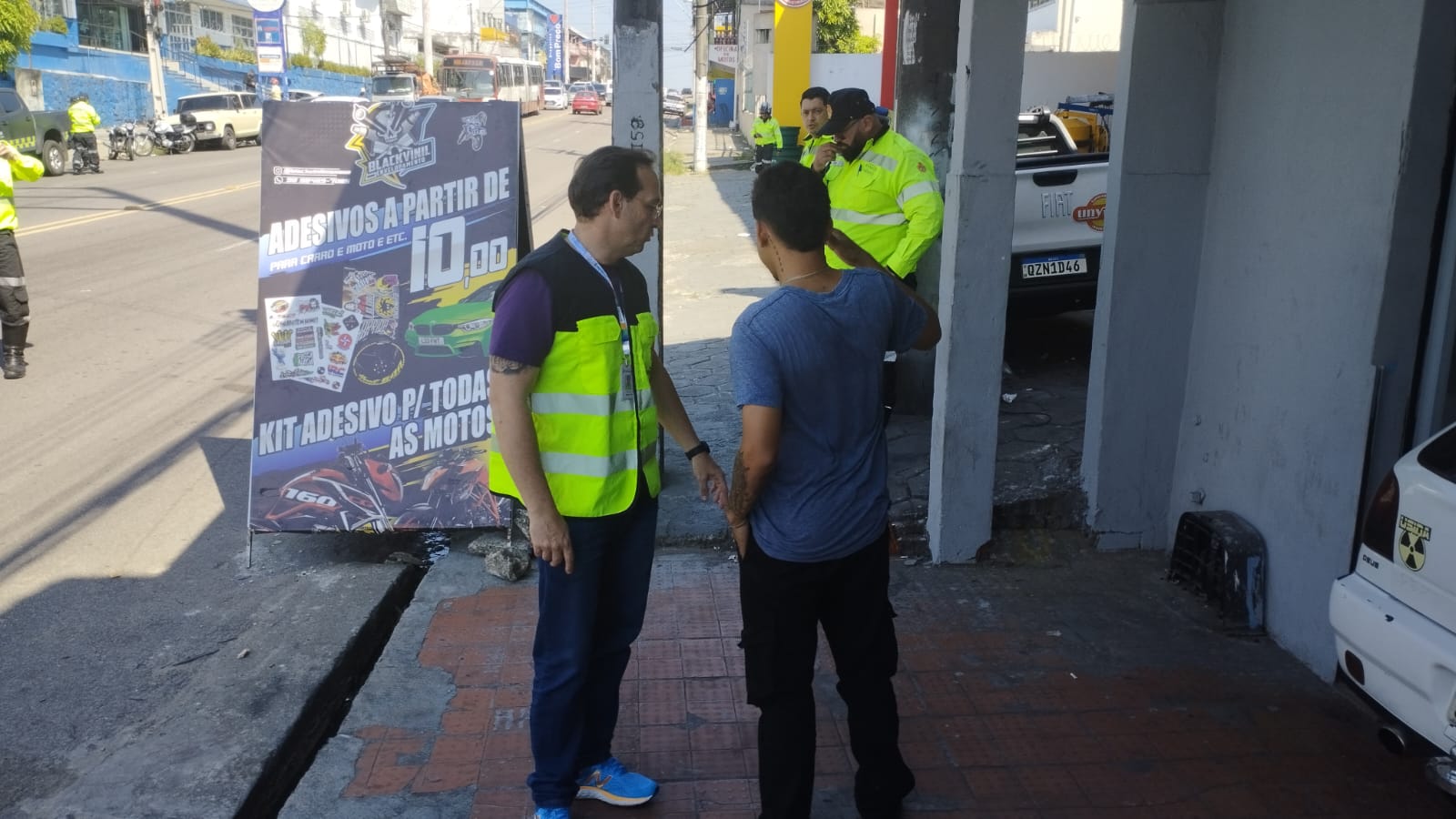 Prefeitura realiza Operação Calçada Livre e orienta comerciantes em Manaus