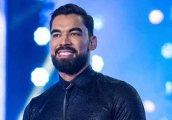 Sertanejo é flagrado fazendo sexo em piscina em plena luz do dia 