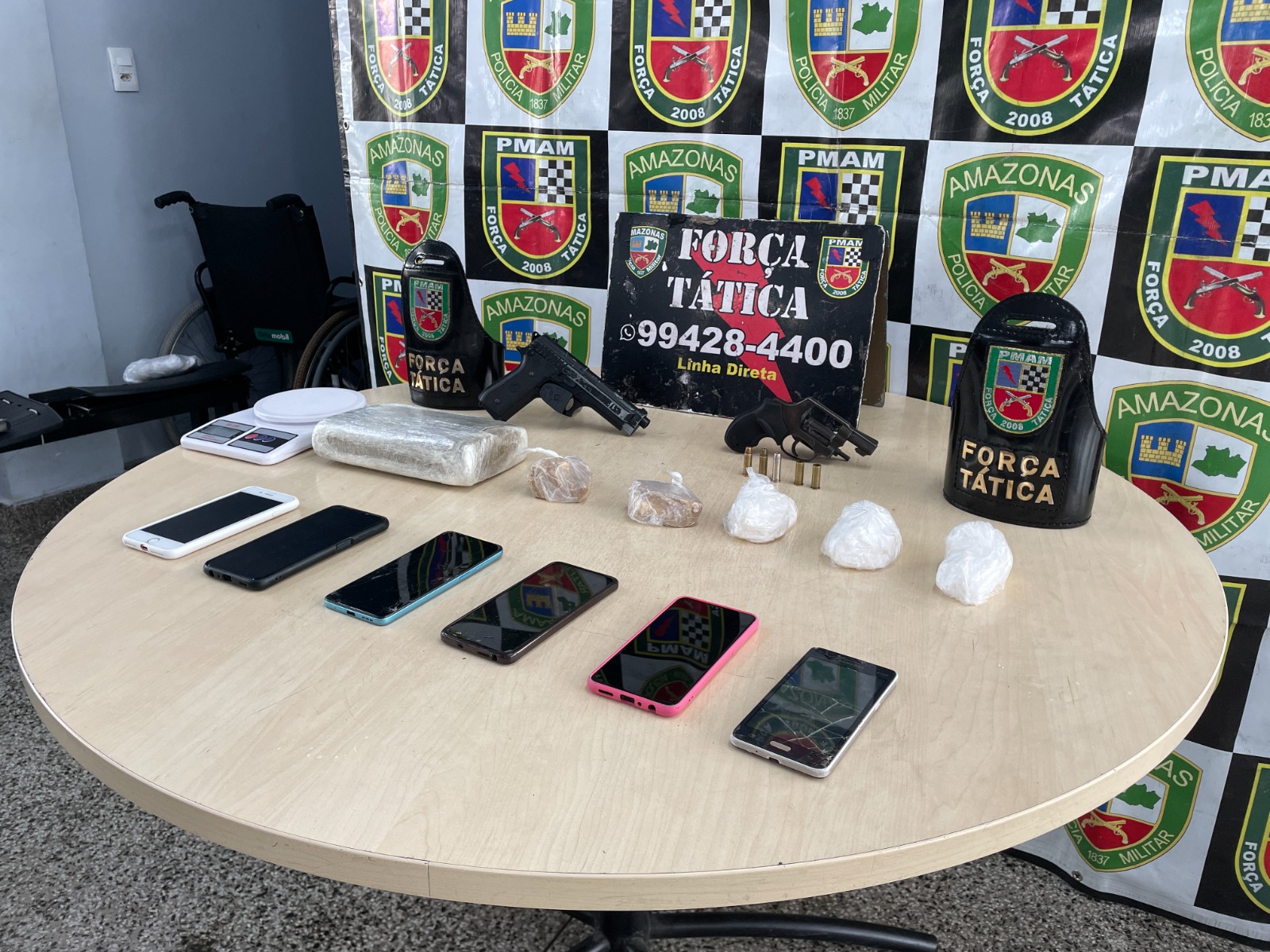 Suspeitos de roubo com reféns em condomínio na Ponta Negra são presos