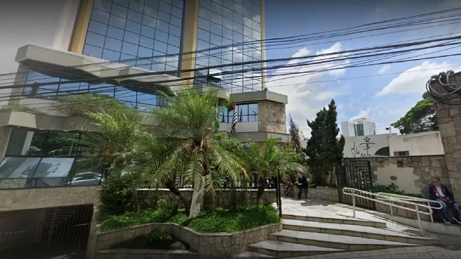 Demitido de banco por 'selinho' em namorada, homem reverte justa causa na Justiça