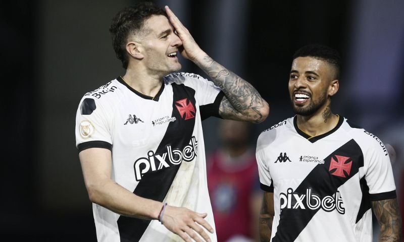 Vasco bate Grêmio com gol de estreante e volta a vencer após quatro jogos