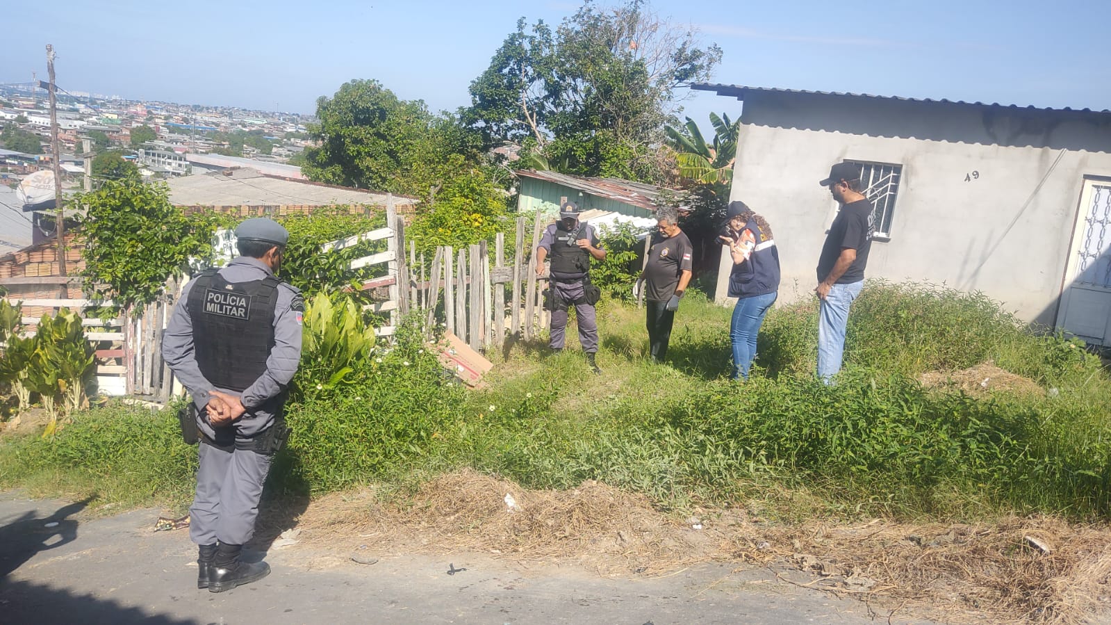 Gritos e rastro de sangue levam moradores a homem morto em Manaus