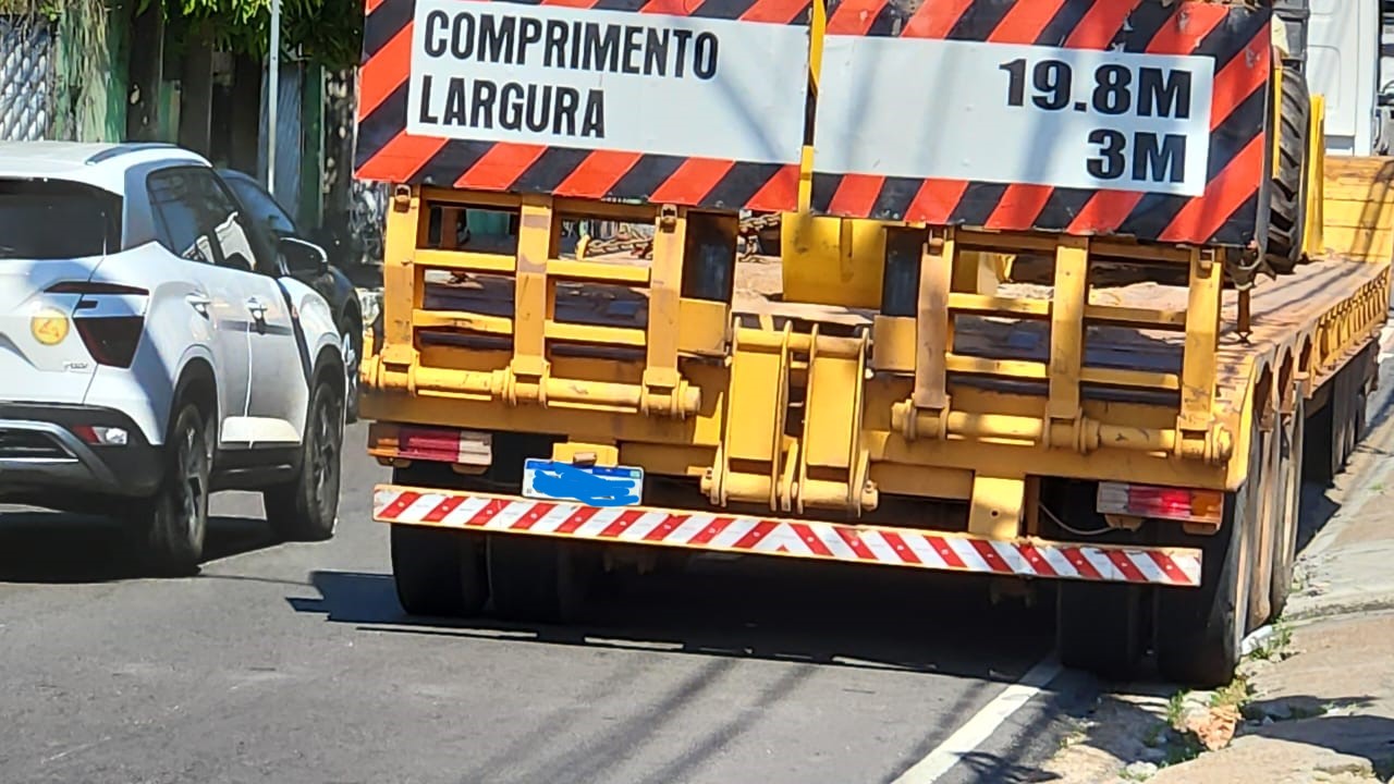 Passagem subterrânea em Manaus é interditada após acidente com carreta