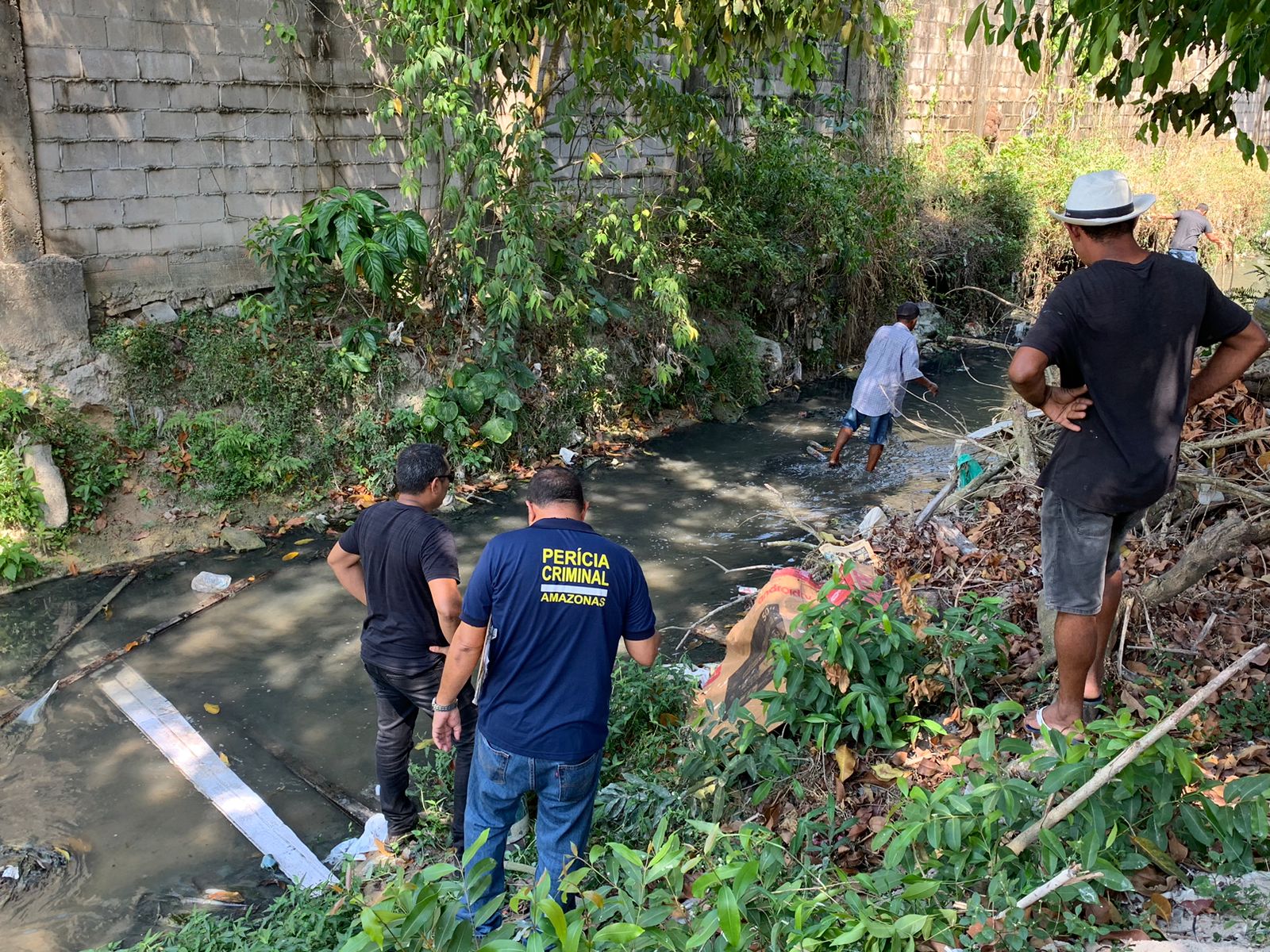 Criminosos matam homem a tiros e abandonam corpo em igarapé em Manaus