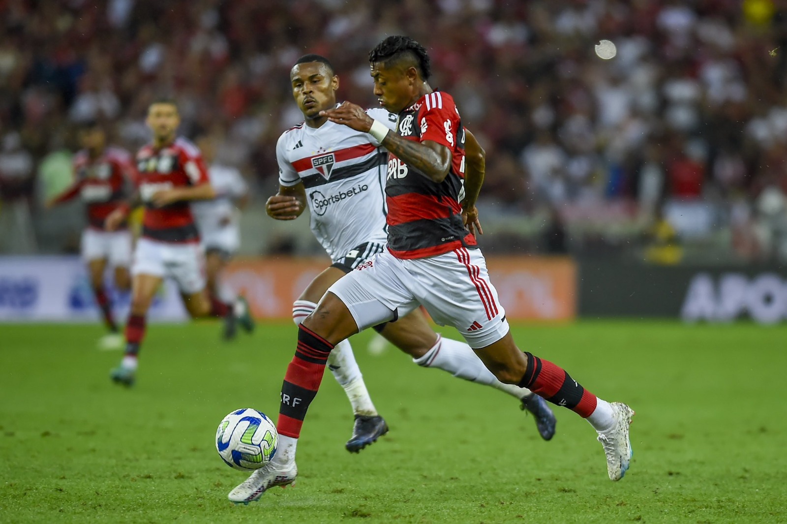 Lucas marca, Flamengo se salva com pênalti no fim e empata com São Paulo