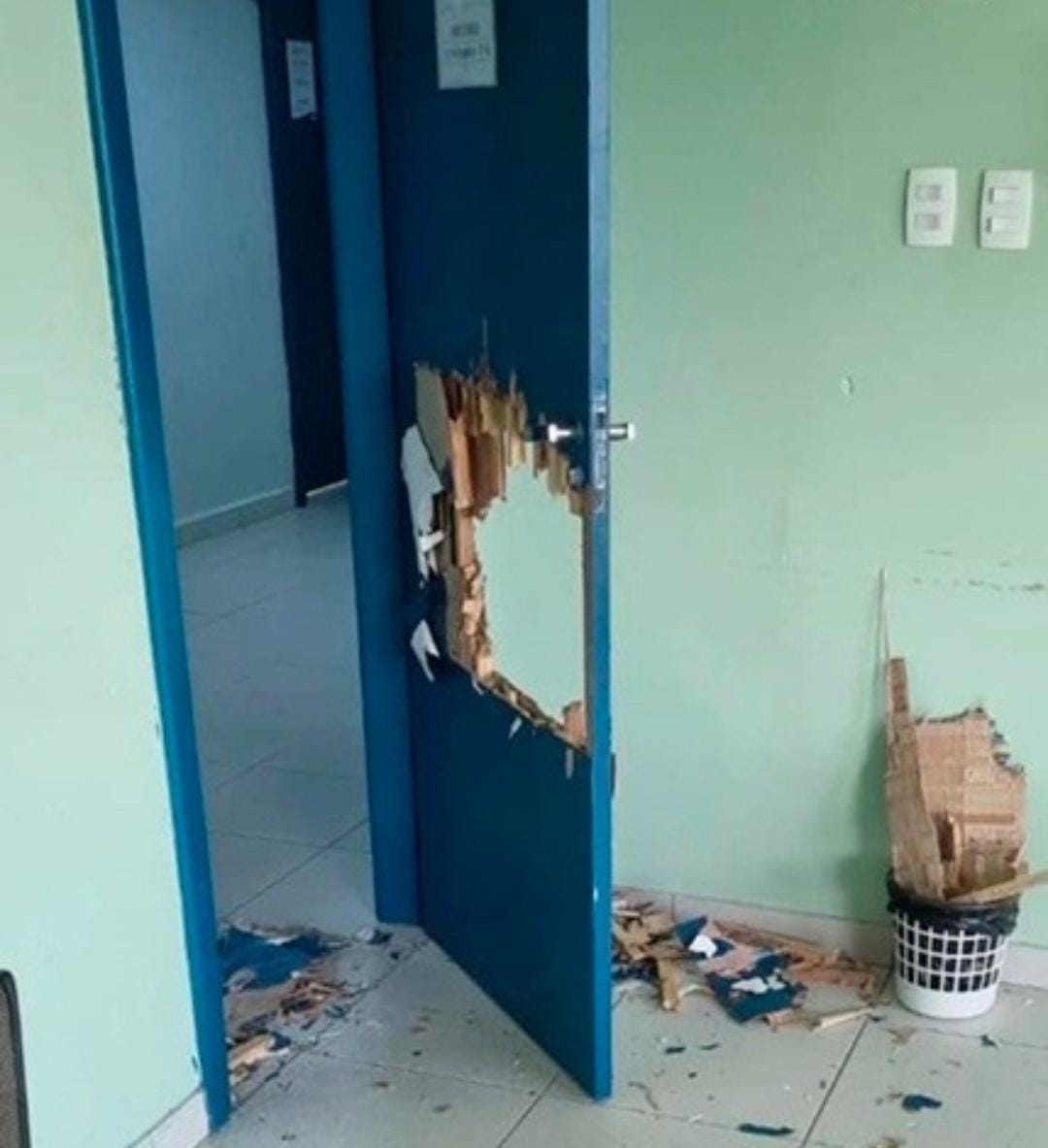 Estudante dorme e destrói porta de faculdade após ficar trancado em Manaus