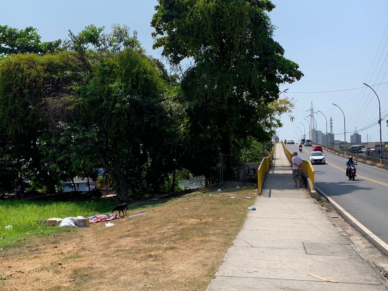 Enrolado em lona, corpo é encontrado ao lado de ponte em Manaus 