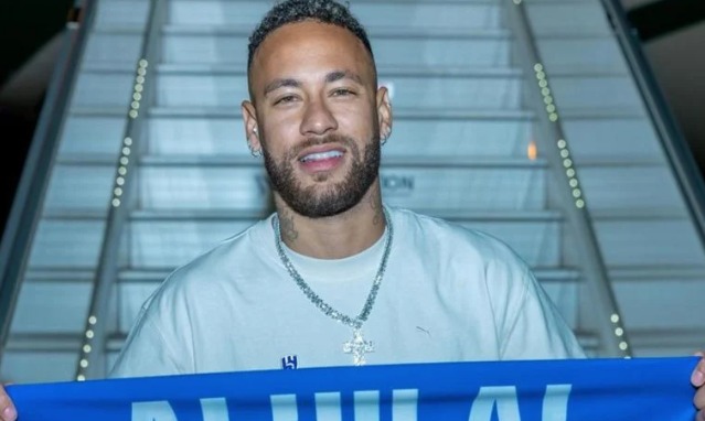 Torcida do PSG comemora saída de Neymar com faixa em estádio