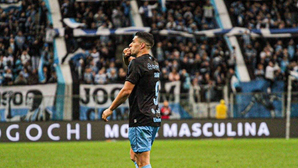 Suárez marca, Grêmio faz 3 a 0 no Cruzeiro e volta ao G4 do Brasileirão