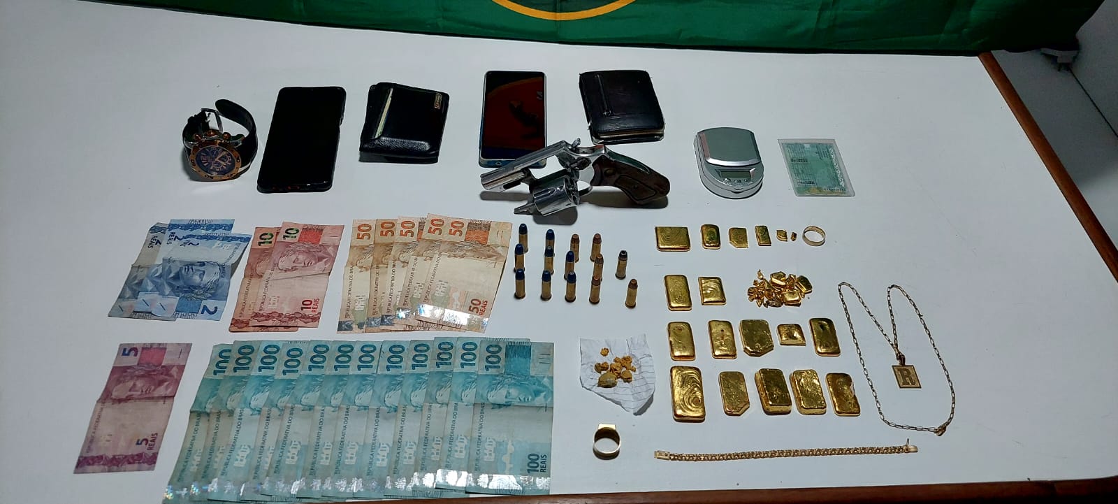 Dupla é presa com mais de 1kg de barras de ouro em embarcação no Amazonas 