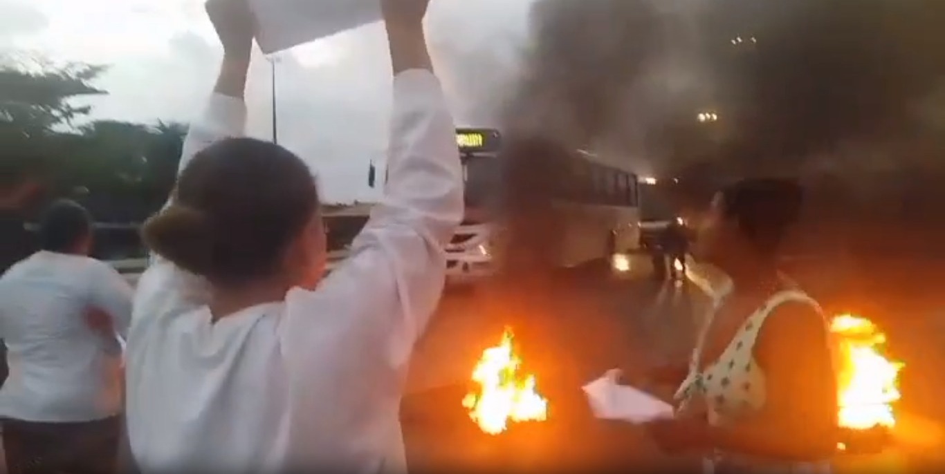 Velório de idoso é feito no meio da rua em protesto