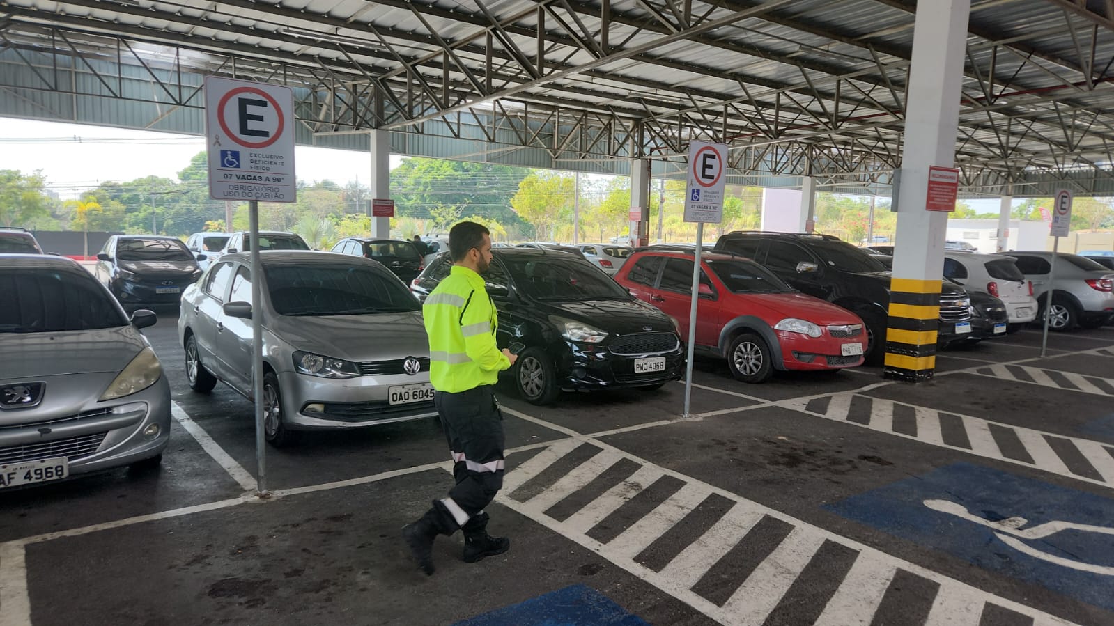 Motoristas são autuados por uso irregular de vagas especiais em Manaus