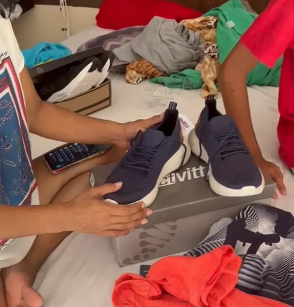 Aluno colocado para fora de escola por não ter tênis ganha três pares novos