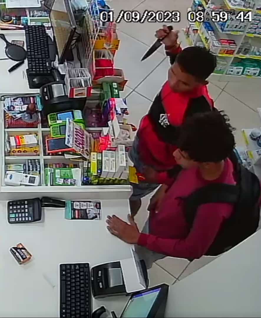 Dupla rende funcionários e assalta drogaria em Manaus