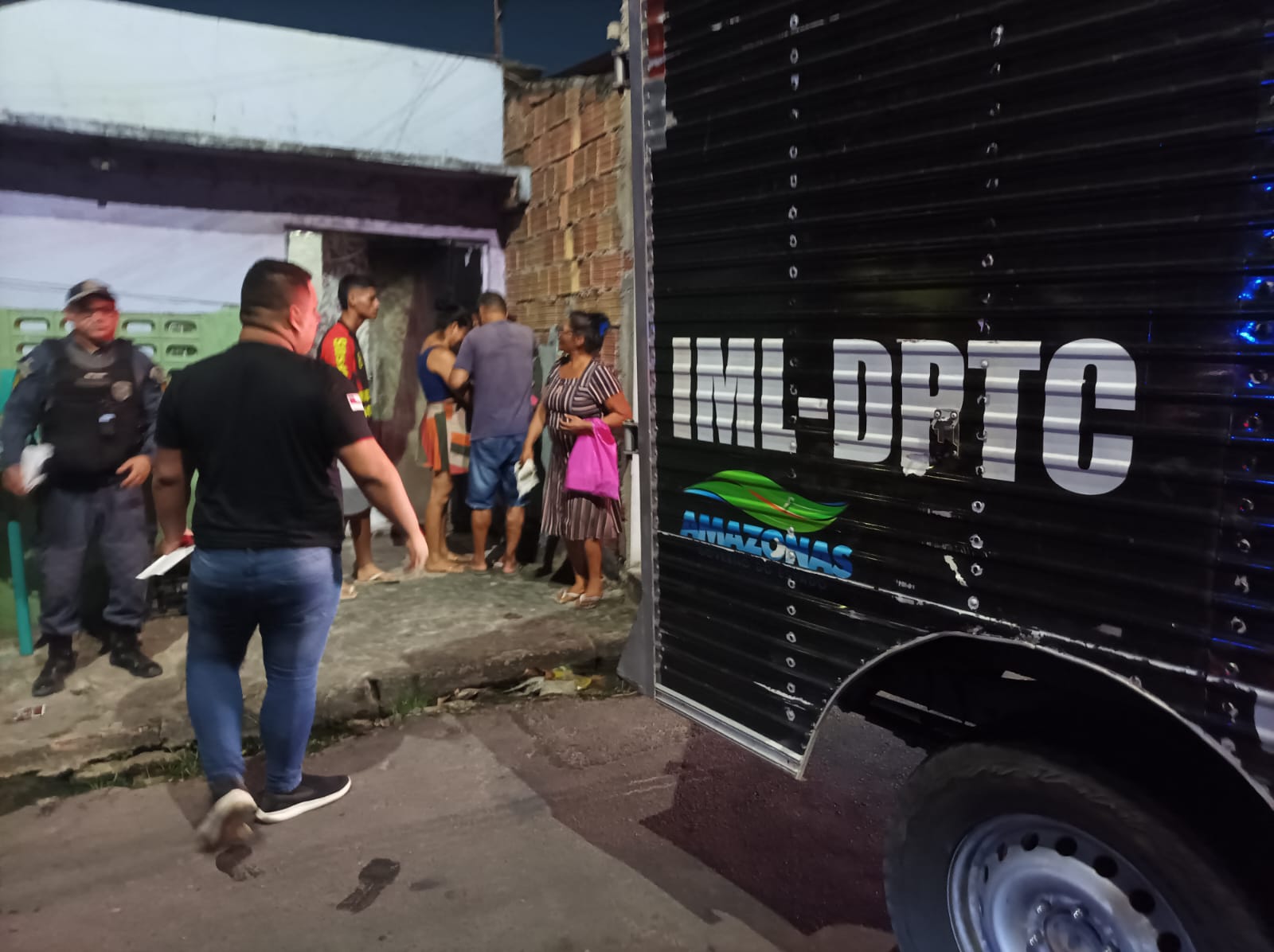 Homem é crivado de balas na casa da namorada em Manaus