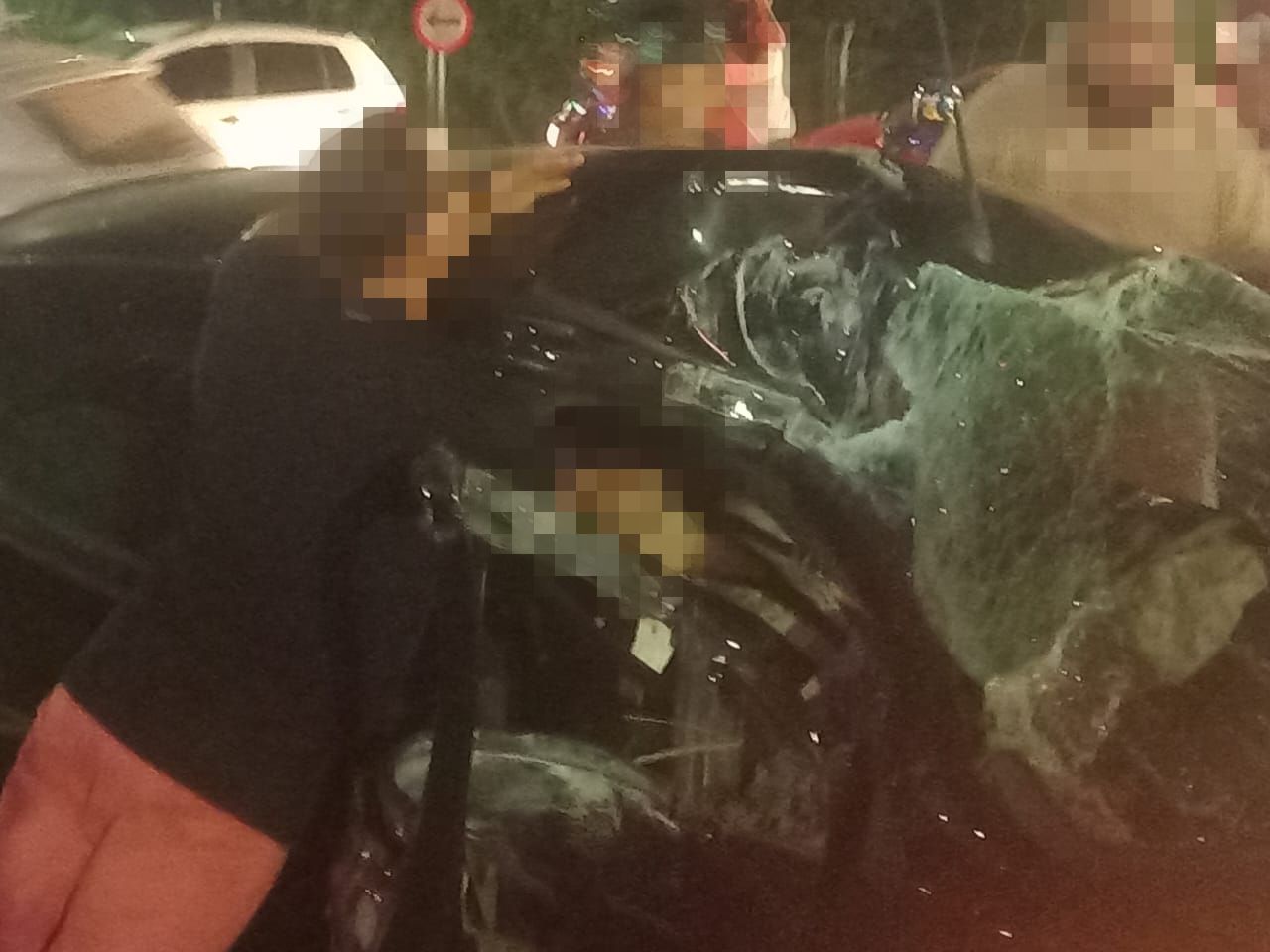 Motorista fica ferido ao "arrancar" poste em acidente gravíssimo em Manaus 