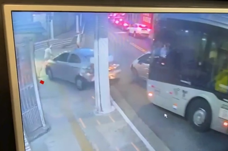 Ônibus não freia, 'esmaga' carros e idosa é atropelada em São Paulo 