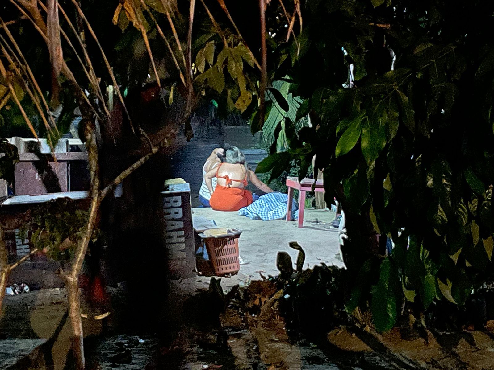 Criminosos desembarcam de carro e matam homem a tiros em Manaus