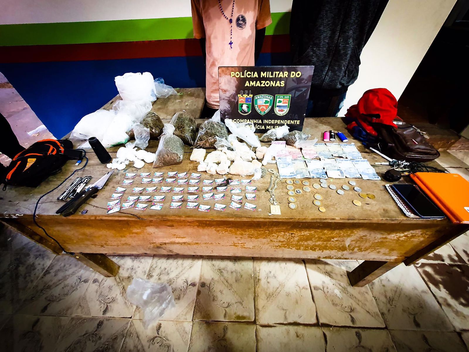 Dupla é presa com drogas e caderno com controle do tráfico no Amazonas