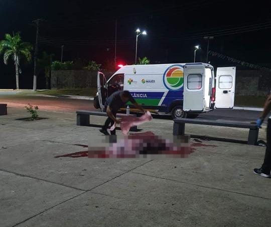 Com faca cravada no pescoço, homem é encontrado morto no Amazonas