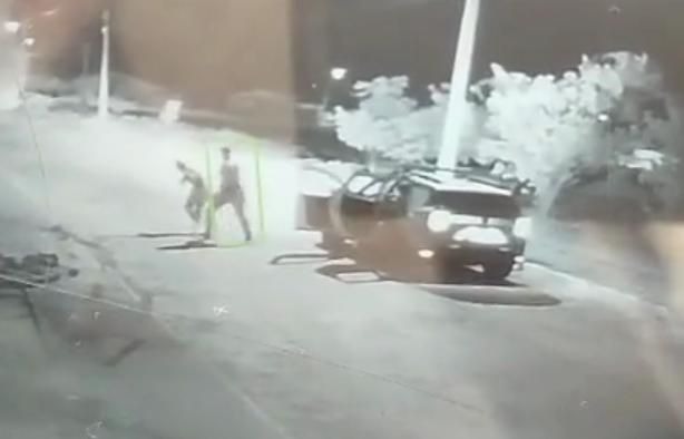 Mulher pede ajuda durante discussão com marido e leva chutes de PM; vídeo