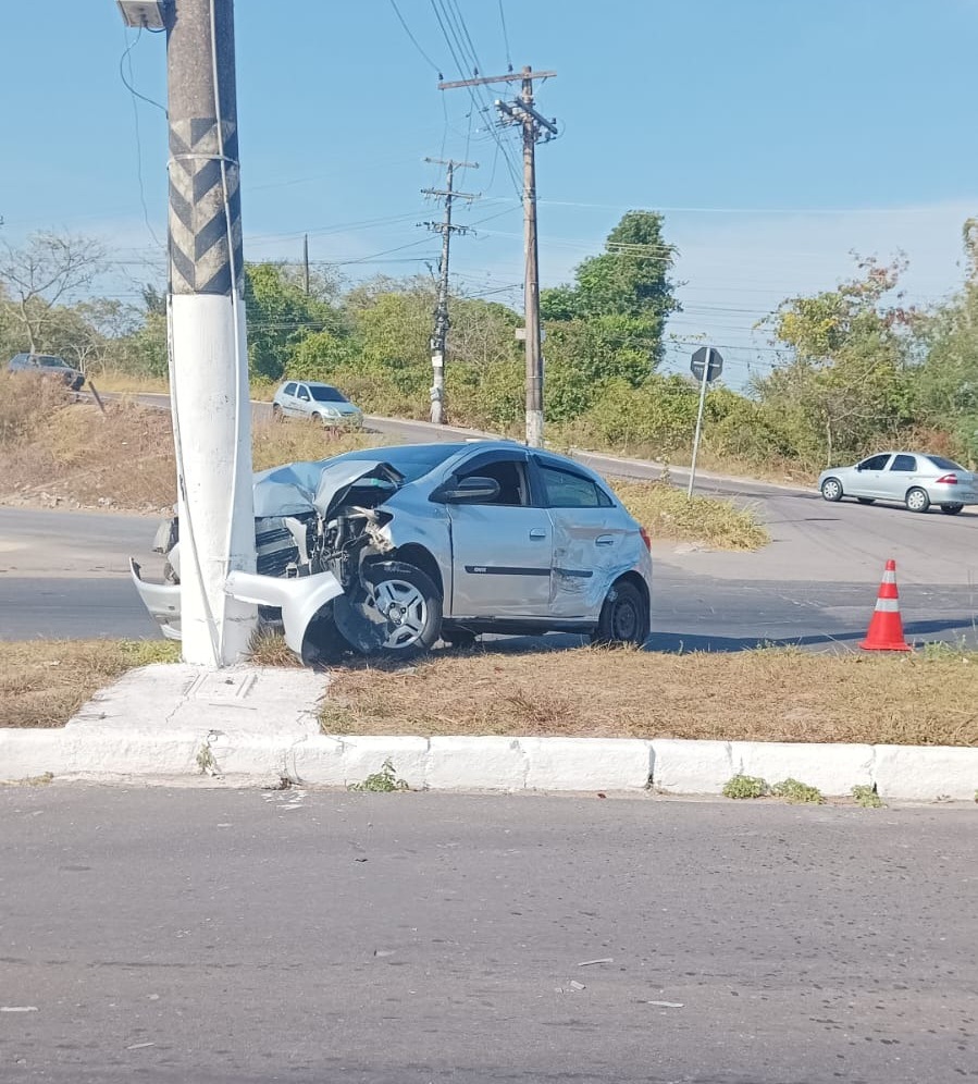 Motorista perde controle de carro e bate contra poste em retorno em Manaus