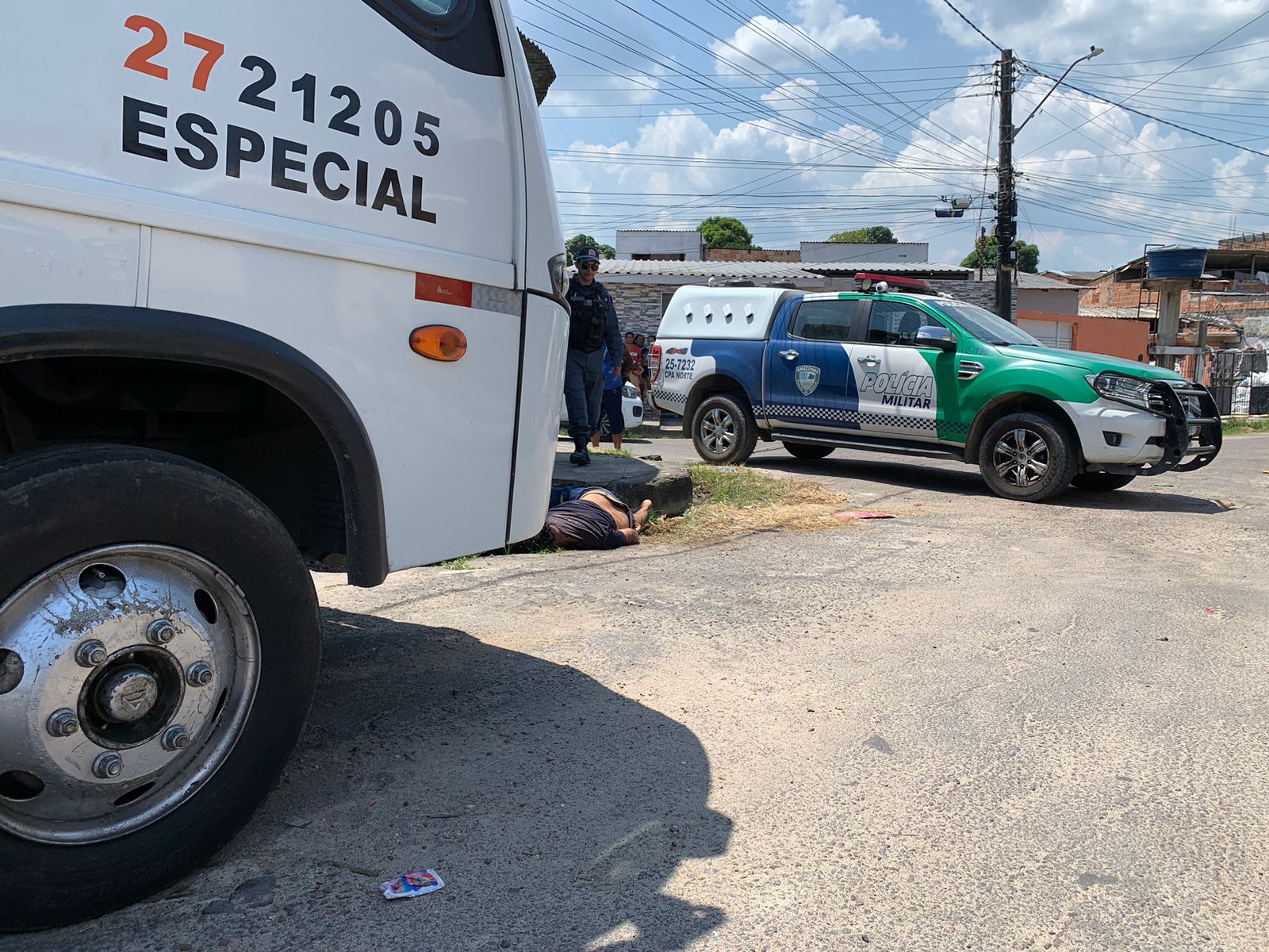 Homem é executado com 10 tiros e jogado em bueiro de rua em Manaus