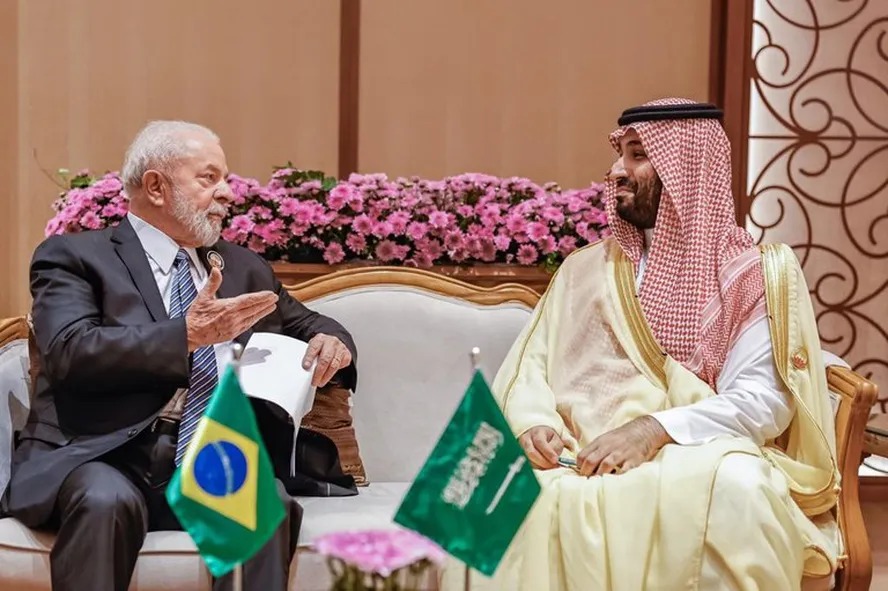 Lula se reúne com príncipe saudita que deu joias para Bolsonaro