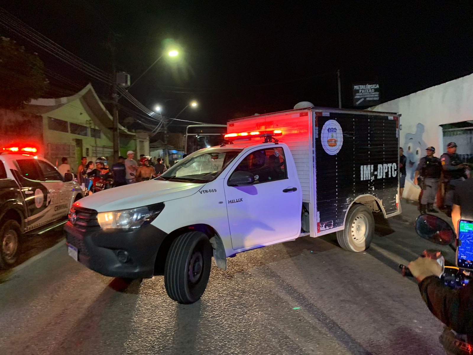 Homem morre após ser empurrado de laje durante bebedeira em Manaus