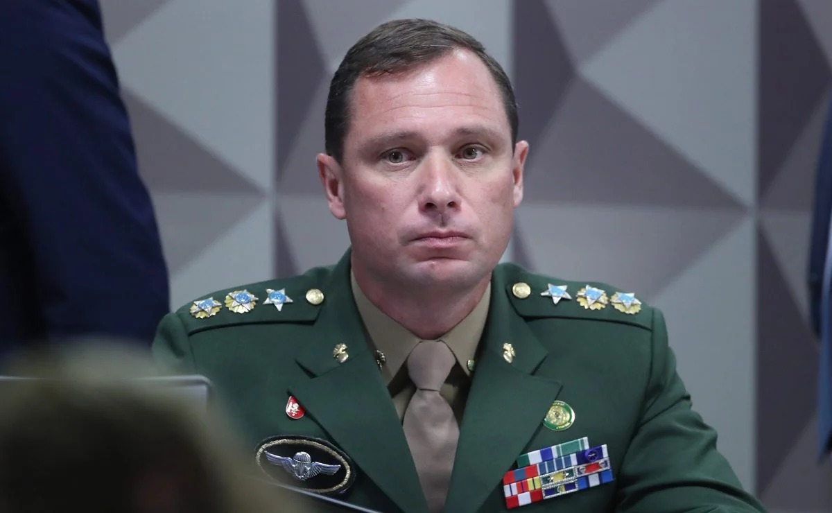 Exército afasta Mauro Cid de suas funções