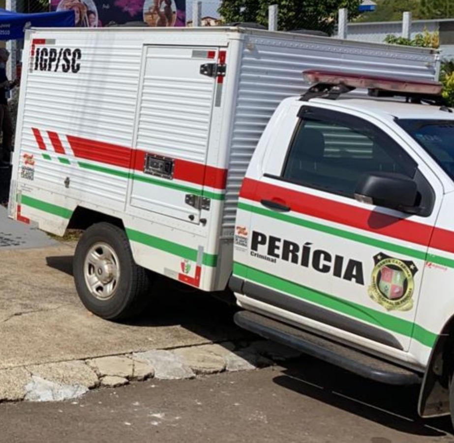 Mãe mata bebê pisoteado durante parto no quintal de casa