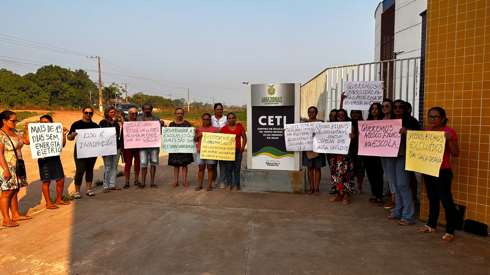 Pais protestam por falta de energia em escola de tempo integral no Amazonas