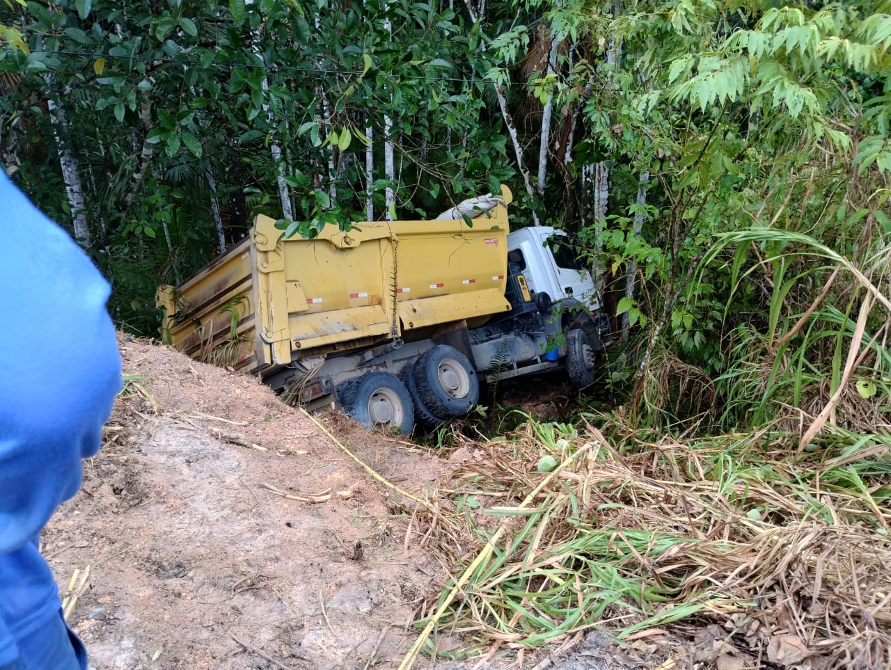 Caçamba capota durante acidente em ‘curva da morte’ na AM-010