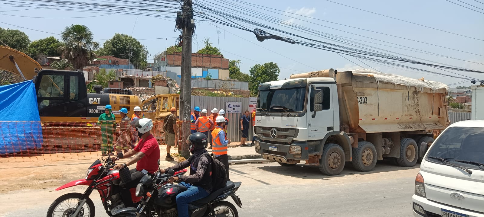 Motorista morre ao ser atropelado por trator dentro de obra em Manaus