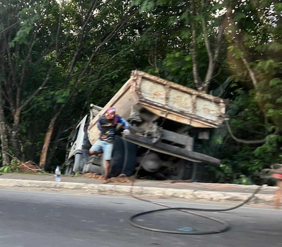 Caminhão desgovernado cai em ribanceira na Avenida do Turismo 