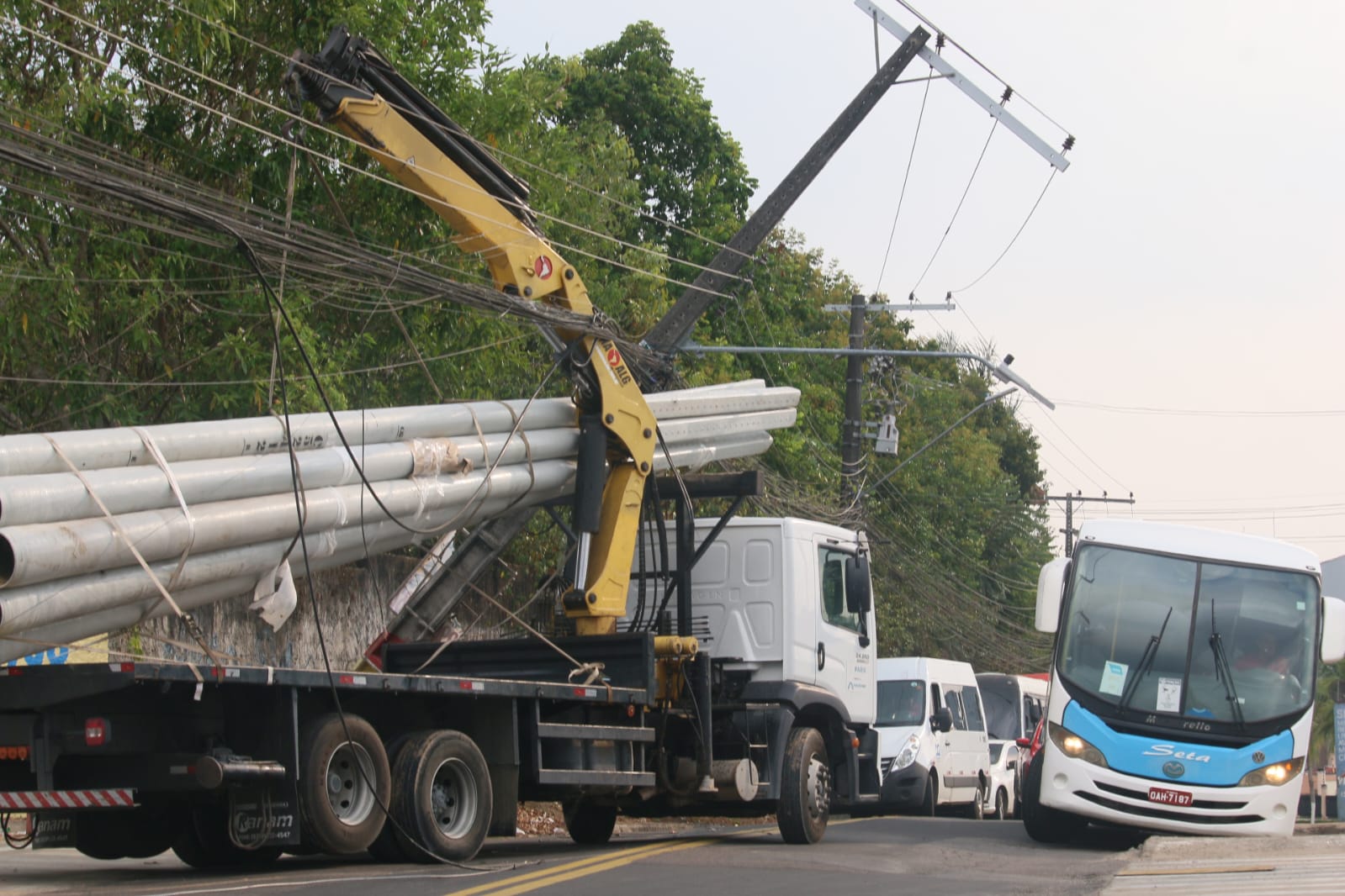 Caminhão arrasta poste elétrico e causa transtorno em Manaus