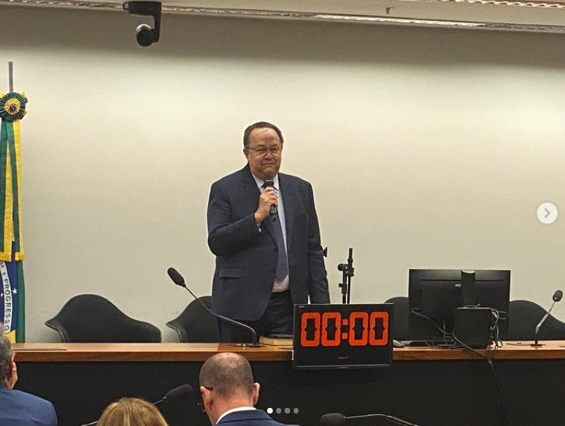 Deputado Silas Câmara tem número de telefone clonado em Manaus